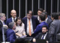 Câmara aprova 3º projeto do pacote fiscal com teto para salário mínimo, mas desidrata mudança no BPC