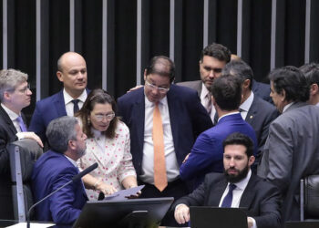 Câmara aprova 3º projeto do pacote fiscal com teto para salário mínimo, mas desidrata mudança no BPC