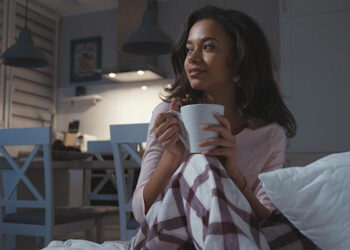 Se você precisa de uma boa noite de sono, faça uma dessas 5 bebidas para dormir mais rápido