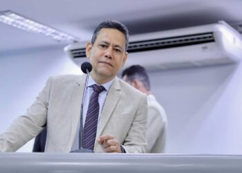 “Não podemos aceitar asfalto que se desmancha”, diz vereador sobre obra reformada por Adriane
