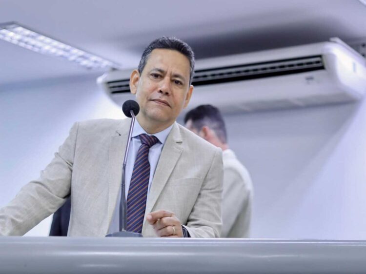 “Não podemos aceitar asfalto que se desmancha”, diz vereador sobre obra reformada por Adriane