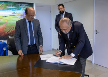TCE-MS participa da posse do procurador-geral do MPC-MS para o biênio 2025/2026