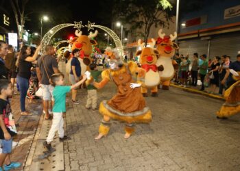 Parada Natalina com a Família Rena promete encantar público nesta terça-feira na Rua 14 de Julho