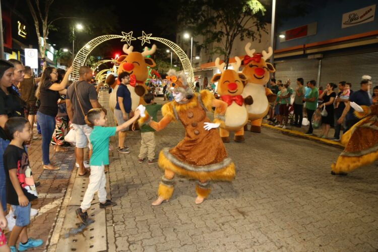 Parada Natalina com a Família Rena promete encantar público nesta terça-feira na Rua 14 de Julho
