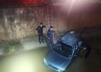 Carro cai dentro de córrego e deixa bebê de 3 meses, adolescentes e condutor feridos