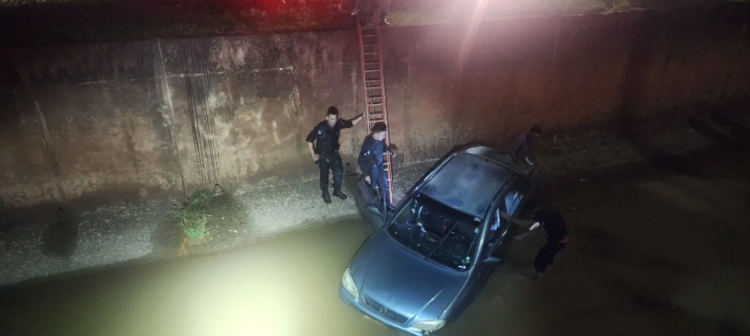 Carro cai dentro de córrego e deixa bebê de 3 meses, adolescentes e condutor feridos