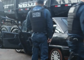 Homem que tentou impedir agressão à mulher e moça que passava na rua são baleados por agressor