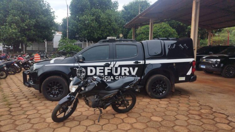 Homem é preso com moto adulterada e placa falsa, na Vila Eliane, em Campo Grande