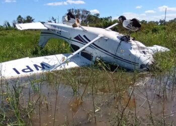 Capivara News TV: Avião cai em área alagada de Aquidauana e deixa três feridos