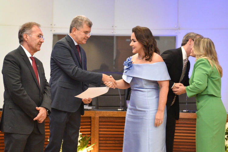 “Estamos fazendo história”, diz Adriane ao ser diplomada primeira prefeita de Campo Grande