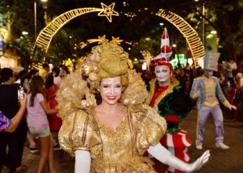 Sábado tem show com Dany Cristinne na Cidade do Natal e Parada Natalina na 14 de Julho