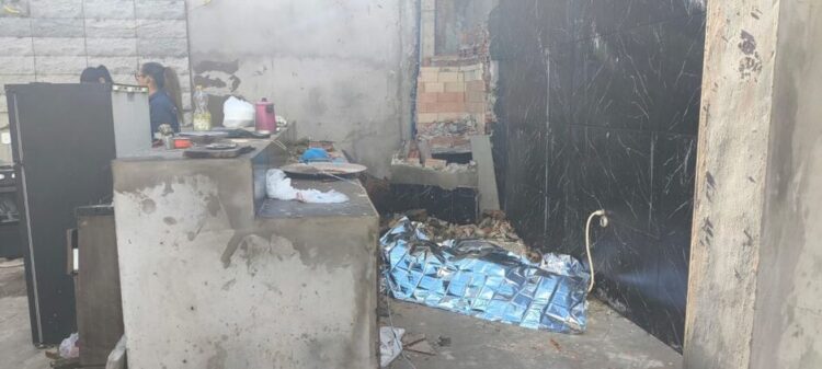 Churrasqueira cai em cima de adolescente enquanto trabalhava e o mata, em Dourados