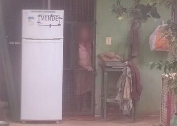 Vizinhos denunciam e PMs encontram idosa abandonada em casa com sujeira e sem comida