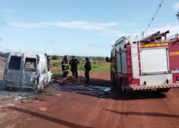 Dois veículos Fiat Fiorino amanhecem incendiados em Dourados e polícia investiga motivo