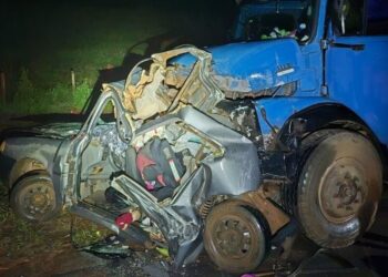 Quatro pessoas da mesma família morrem em colisão entre Gol e caminhão na BR-306