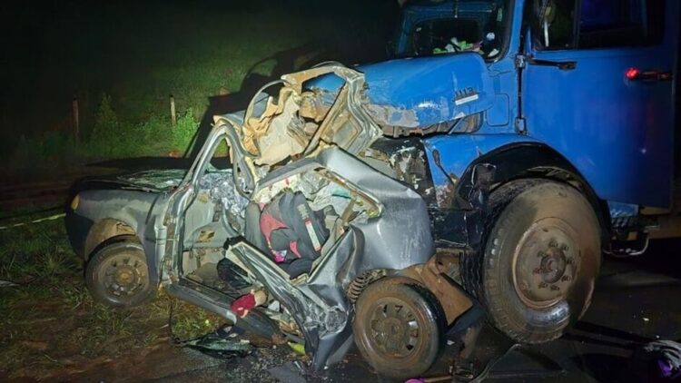 Quatro pessoas da mesma família morrem em colisão entre Gol e caminhão na BR-306