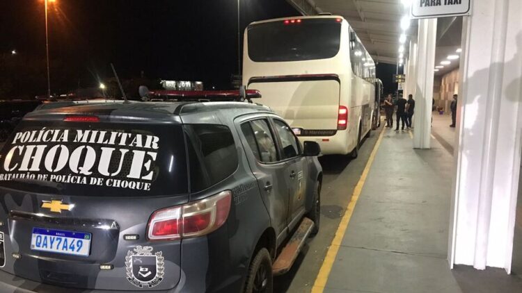 Mulher é presa por manter 71 bolivianos, entre eles crianças e idoso, em cárcere, no Tijuca