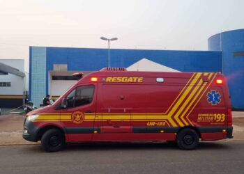 Motoentregador fica em estado grave ao furar preferencial e colidir em carro em SGO