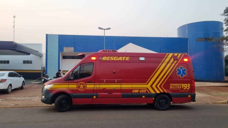 Motoentregador fica em estado grave ao furar preferencial e colidir em carro em SGO