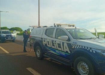 Jovem vai tomar banho na casa da avó, invade sala onde idosa assistia TV e a estupra