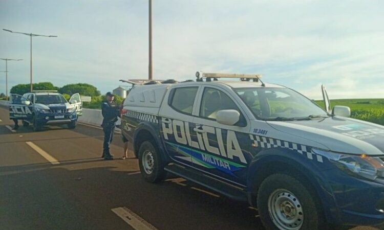 Jovem vai tomar banho na casa da avó, invade sala onde idosa assistia TV e a estupra