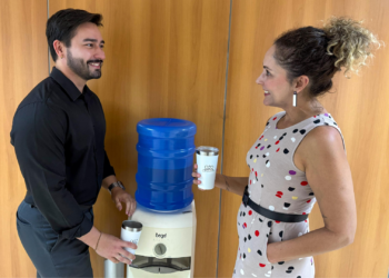 TJMS distribui copos reutilizáveis para servidores como parte de campanha