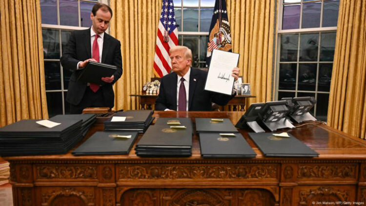 Trump retira EUA da OMS, do acordo climático e decide que no país haverá só masculino e feminino