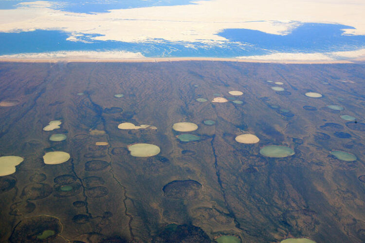 O degelo do permafrost sob lagos pode acelerar o aquecimento global por milênios