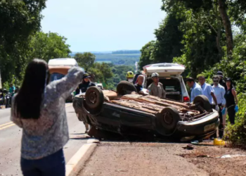 Condutor de Corsa morre e outras 4 pessoas ficam feridas em capotamento na BR-262