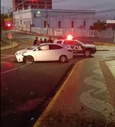 Com sinais de embriaguez, condutor colide no Camelódromo e deixa R$ 20 mil de prejuízo