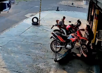 Carro colide em viatura da PM, que capota e para de “pé”, em Campo Grande