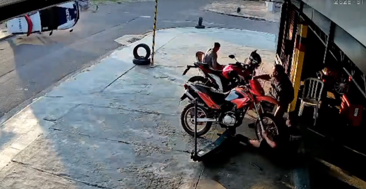 Carro colide em viatura da PM, que capota e para de “pé”, em Campo Grande