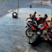 Carro colide em viatura da PM, que capota e para de “pé”, em Campo Grande