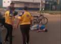 Capivara News TV: Vídeo mostra rapaz estirado no asfalto, após bater bike elétrica em caminhão