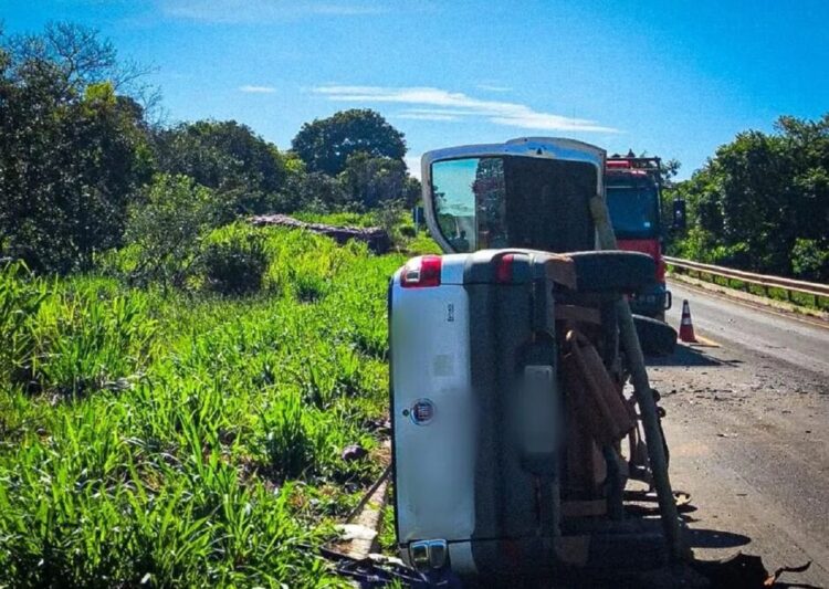 Idoso morre em colisão entre Fiat Strada e carreta, na MS-040