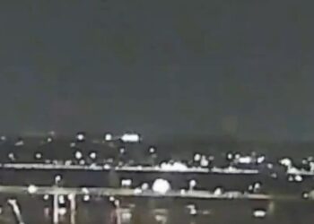 Capivara News TV: Avião colide em helicóptero e cai com 64 pessoas a bordo nos EUA