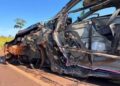 Carro com três adultos e um bebê de 1 ano tem lateral arrancada por caminhão na BR-376
