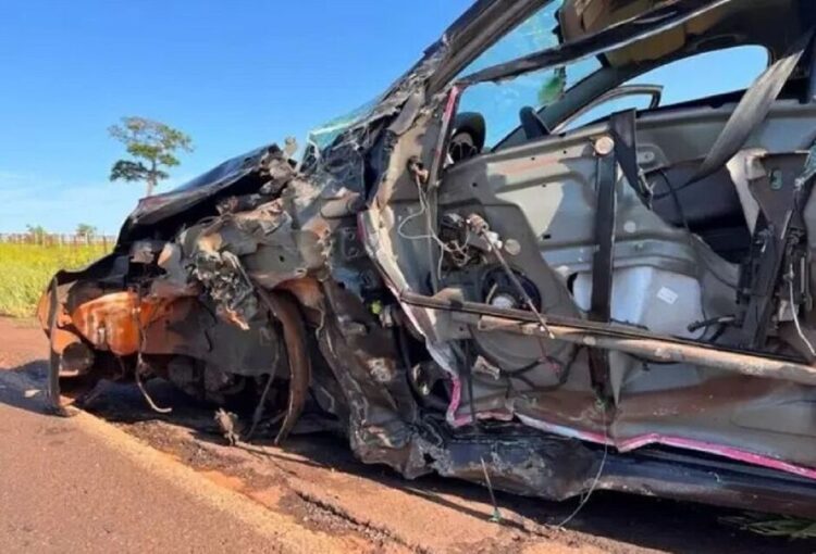Carro com três adultos e um bebê de 1 ano tem lateral arrancada por caminhão na BR-376