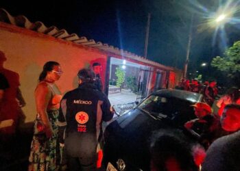 Dois jovens são executados e dona de comércio onde estavam é baleada, em Três Lagoas
