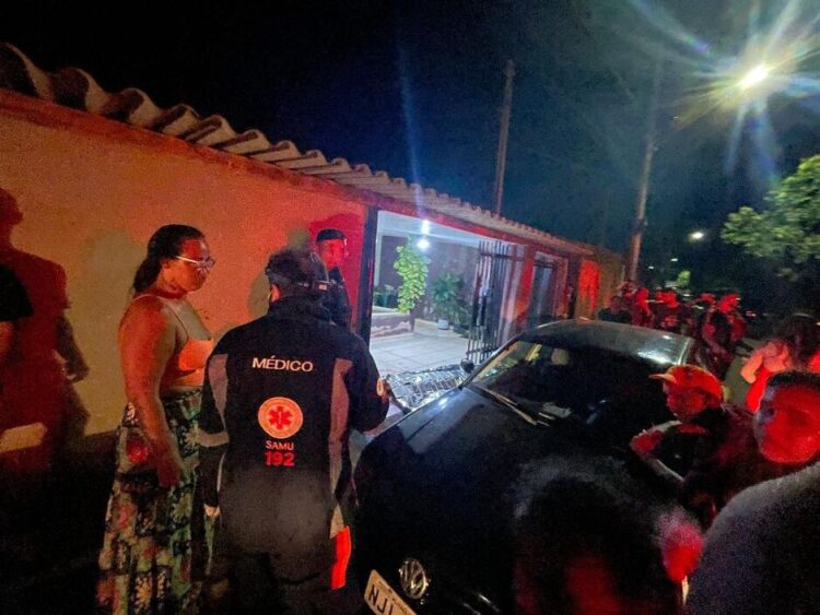 Dois jovens são executados e dona de comércio onde estavam é baleada, em Três Lagoas