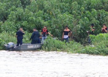 Marinha do Brasil resgate 5 pessoas à deriva, após embarcação afundar no Rio Paraguai