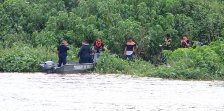 Marinha do Brasil resgate 5 pessoas à deriva, após embarcação afundar no Rio Paraguai