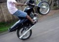 Jovem de 20 anos é preso, após empinar moto na frente da PM e fugir no Jardim Colúmbia