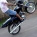 Jovem de 20 anos é preso, após empinar moto na frente da PM e fugir no Jardim Colúmbia