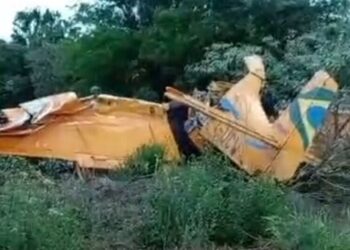 Avião agrícola cai em fazenda de Iguatemi durante aplicação de veneno e piloto morre