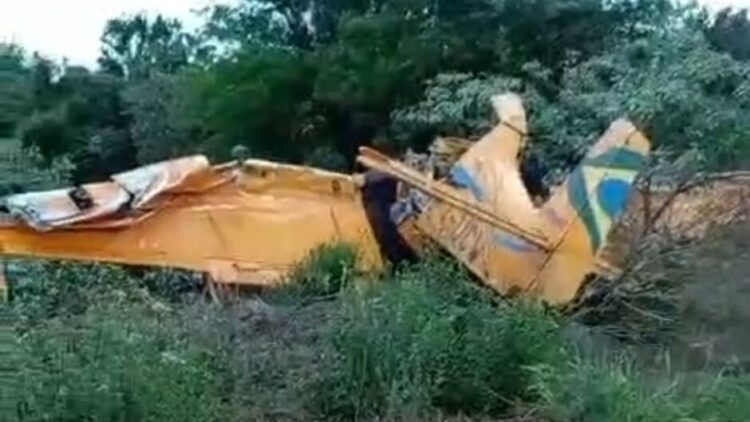 Avião agrícola cai em fazenda de Iguatemi durante aplicação de veneno e piloto morre