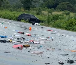 Capivara News TV: Condutor de Hyundai Tucson fica preso às ferragens, após colidir com carreta na BR-158