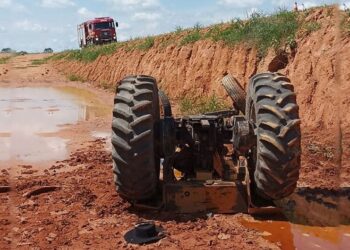 Trator cai de barranco e esmaga corpo de trabalhador, em Coxim