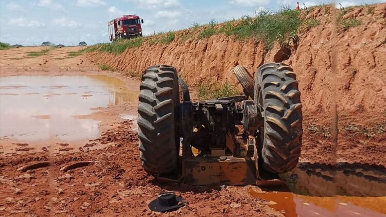 Trator cai de barranco e esmaga corpo de trabalhador, em Coxim