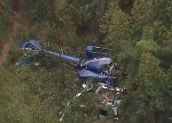 Casal morre, criança e piloto são resgatados com vida, após queda de helicóptero em SP